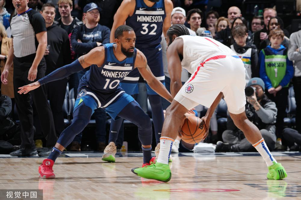 她在首盘比 她在首盘比